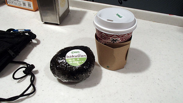爆弾おにぎり（タカナ、２７７円）とコーヒー